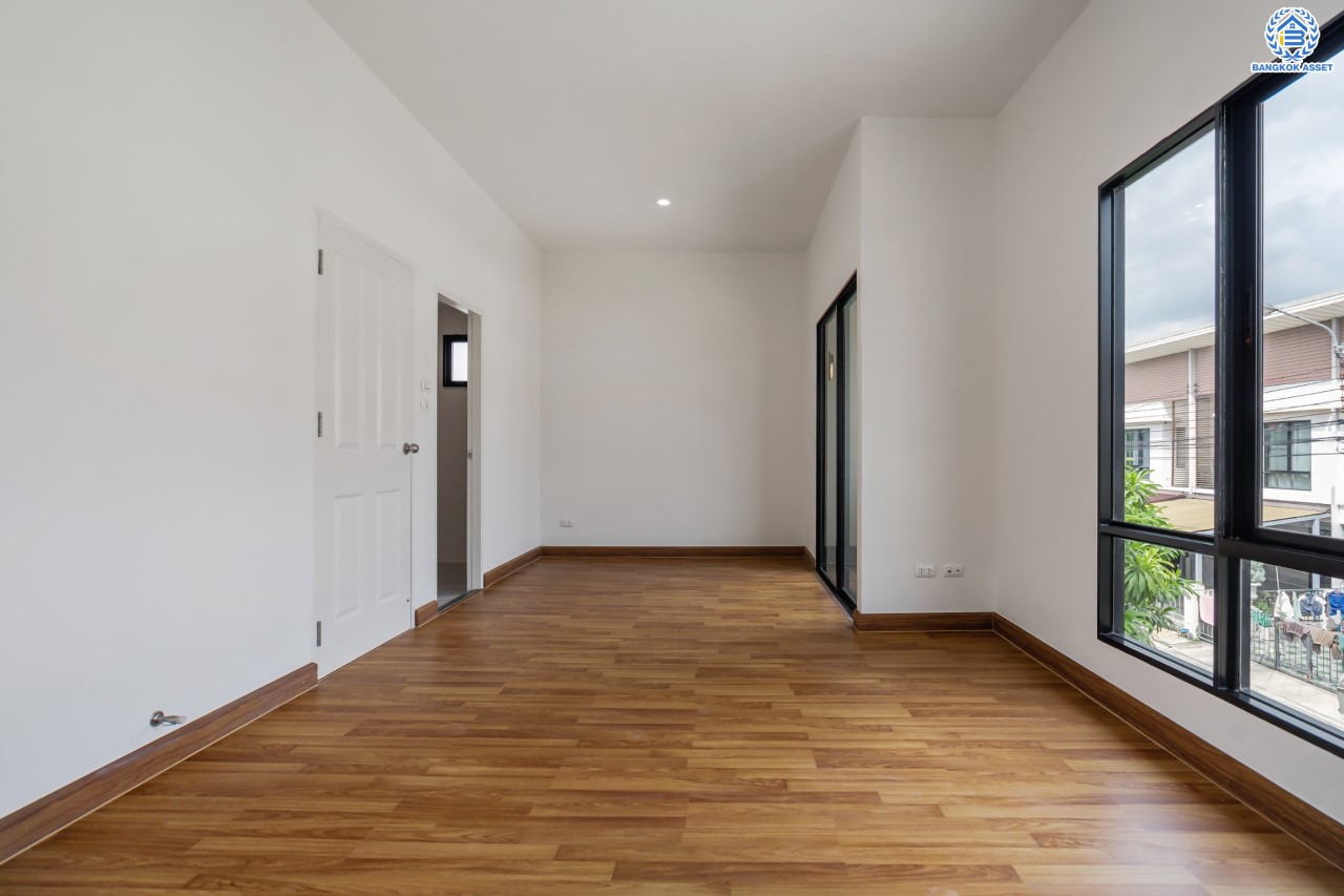 บ้านมือสองตกแต่งใหม่ แบรนด์ Property Perfect ม.โมดิวิลล่า ปิ่นเกล้า-วงแหวน หลังมุม เนื้อที่ 44 ตร.ว. ฟังก์ชัน 3 ห้องนอน 2 ห้องน้ำ 2 ที่จอดรถ เติมเต็มทุกความต้องการ ใช้ชีวิตแบบใกล้ชิดธรรมชาติ บนทำเลเดินทางสะดวก เชื่อมต่อ ถ.กาญจนาภิเษก ใกล้ทางด่วน"ศรีรัช" และเซ็นทรัลเวสต์เกต